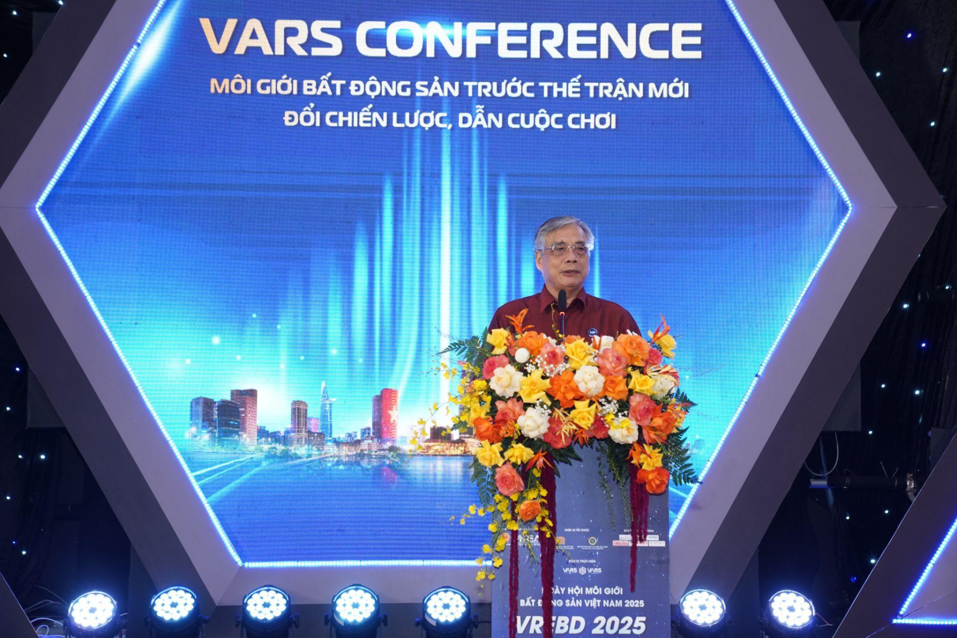 Theo PGS.TS. Trần Đình Thiên, đã đến lúc chúng ta cần xác lập vị trí của môi giới bất động sản như một trục trung tâm của hệ sinh thái giao dịch, chứ không chỉ là phụ lưu. Theo PGS.TS. Trần Đình Thiên, đã đến lúc chúng ta cần xác lập vị trí của môi giới bất động sản như một trục trung tâm của hệ sinh thái giao dịch, chứ không chỉ là phụ lưu.