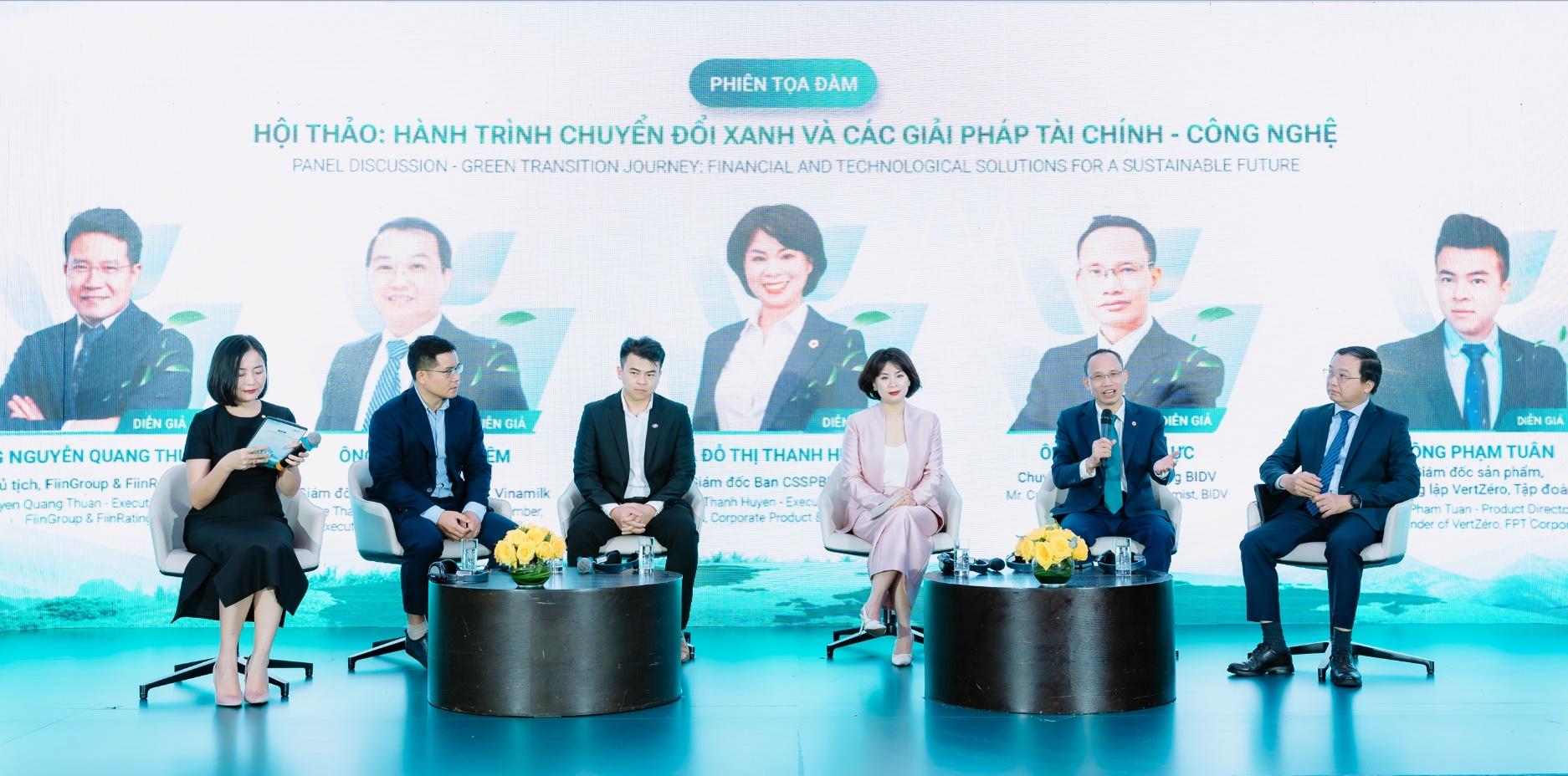 TS. Cấn Văn Lực (BIDV), ông Lê Thành Liêm - Giám đốc điều hành Tài chính (Vinamilk) cùng các chuyên gia thảo luận; trong đó, BIDV cam kết ưu tiên dòng vốn cho các hoạt động kinh tế xanh. TS. Cấn Văn Lực (BIDV), ông Lê Thành Liêm - Giám đốc điều hành Tài chính (Vinamilk) cùng các chuyên gia thảo luận; trong đó, BIDV cam kết ưu tiên dòng vốn cho các hoạt động kinh tế xanh.