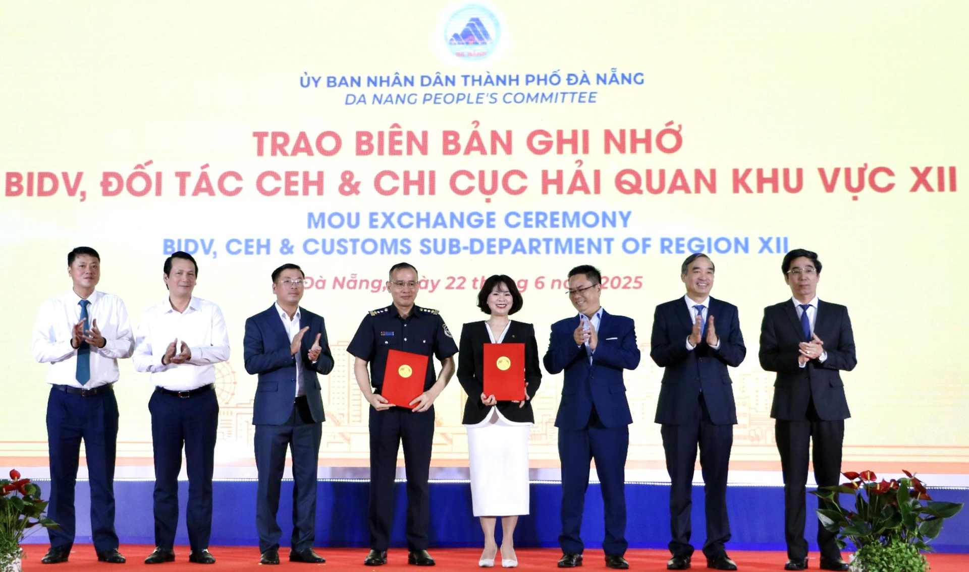 Đại diện BIDV và Công ty TNHH Dịch vụ Tin học CEH cùng trao biên bản ghi nhớ hợp tác xây dựng hệ thống giám sát hải quan thông minh với Chi cục Hải quan khu vực 12. Đại diện BIDV và Công ty TNHH Dịch vụ Tin học CEH cùng trao biên bản ghi nhớ hợp tác xây dựng hệ thống giám sát hải quan thông minh với Chi cục Hải quan khu vực 12.