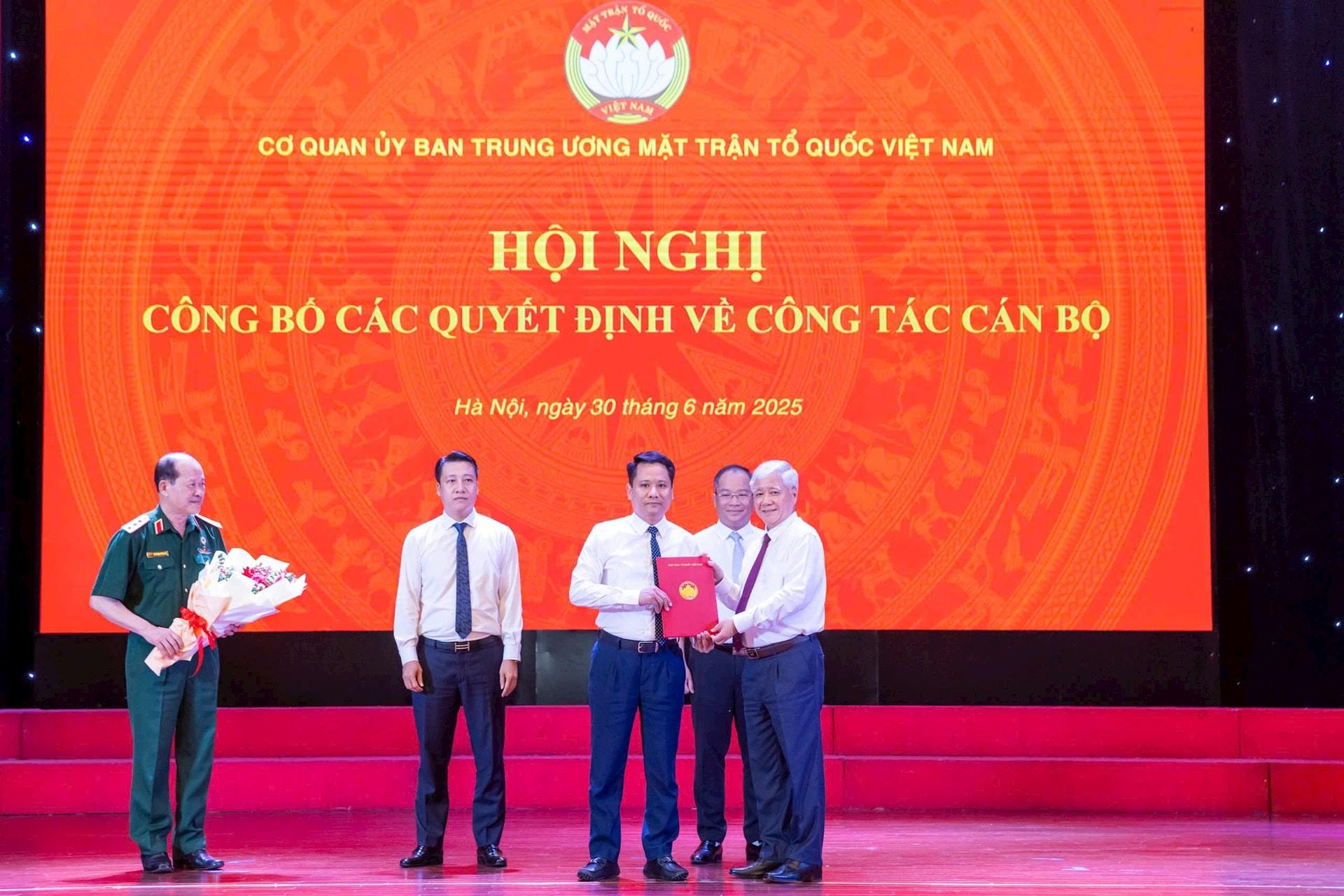 Chủ tịch UBTƯ MTTQ Việt Nam Đỗ Văn Chiến trao quyết định bổ nhiệm nhà báo Trương Thành Trung giữ chức Tổng Biên tập báo Đại đoàn kết. (Ảnh: Quang Vinh/Báo Đại đoàn kết) Chủ tịch UBTƯ MTTQ Việt Nam Đỗ Văn Chiến trao quyết định bổ nhiệm nhà báo Trương Thành Trung giữ chức Tổng Biên tập báo Đại đoàn kết. (Ảnh: Quang Vinh/Báo Đại đoàn kết)