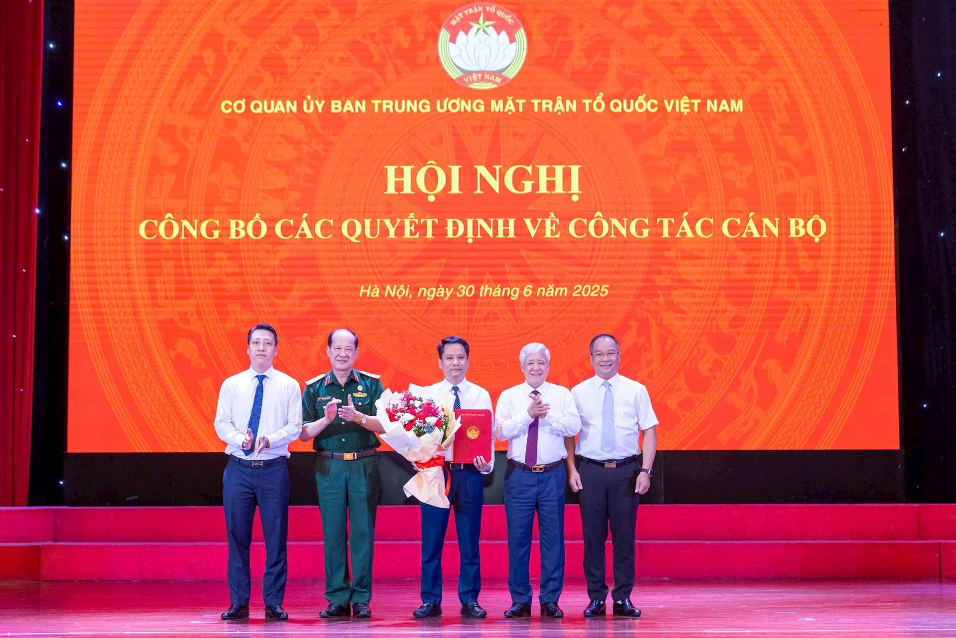 Chủ tịch UBTƯ MTTQ Việt Nam Đỗ Văn Chiến và Chủ tịch Hội Cựu chiến binh Việt Nam Bế Xuân Trường tặng hoa chúc mừng Ban Biên tập báo Đại đoàn kết. (Ảnh: Quang Vinh/Báo Đại đoàn kết) Chủ tịch UBTƯ MTTQ Việt Nam Đỗ Văn Chiến và Chủ tịch Hội Cựu chiến binh Việt Nam Bế Xuân Trường tặng hoa chúc mừng Ban Biên tập báo Đại đoàn kết. (Ảnh: Quang Vinh/Báo Đại đoàn kết)