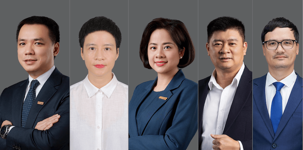 Chân dung 5 thành viên Hội đồng Quản trị Eximbank. Bà Phạm Thị Huyền Trang – tân Phó Chủ tịch Thường trực HĐQT, thứ hai từ trái sang. (Ảnh: Eximbank) Chân dung 5 thành viên Hội đồng Quản trị Eximbank. Bà Phạm Thị Huyền Trang – tân Phó Chủ tịch Thường trực HĐQT, thứ hai từ trái sang. (Ảnh: Eximbank)