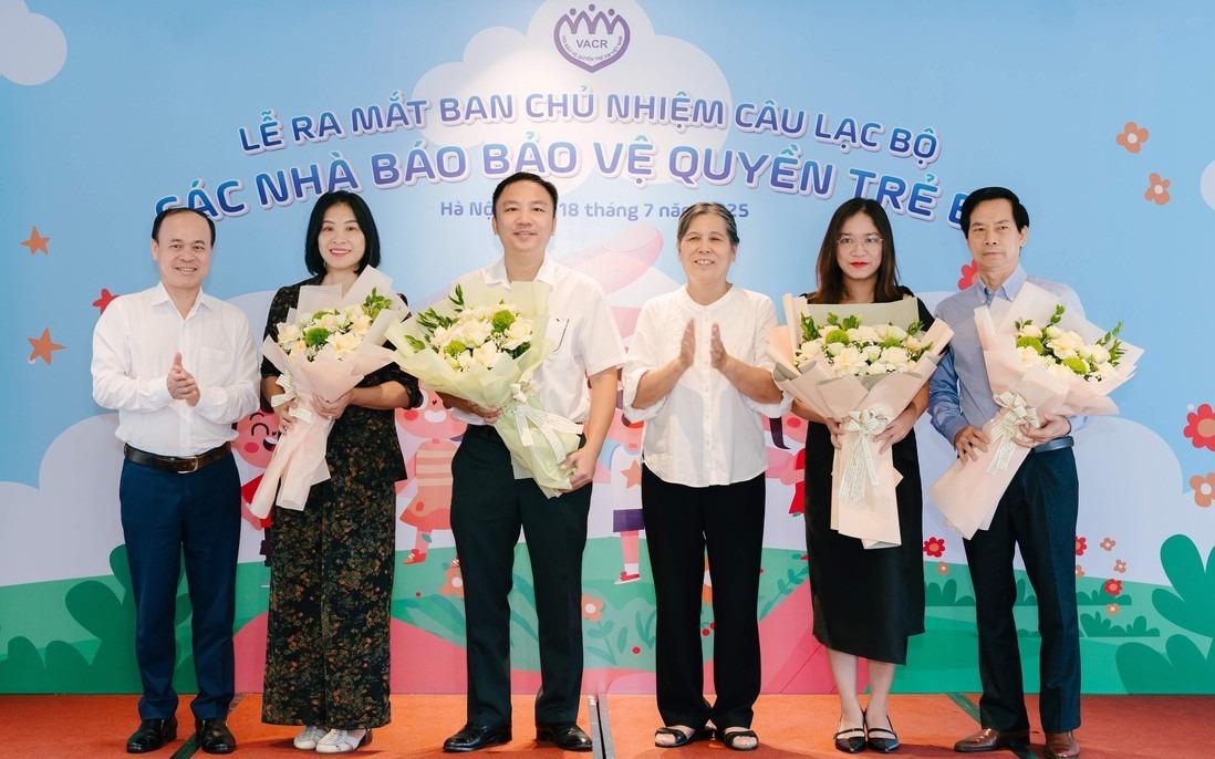 Chủ tịch Hội Bảo vệ Quyền trẻ em Việt Nam Nguyễn Thị Thanh Hòa (thứ ba từ phải sang) tặng hoa chúc mừng Ban Chủ nhiệm Câu lạc bộ Các nhà báo bảo vệ quyền trẻ em. Chủ tịch Hội Bảo vệ Quyền trẻ em Việt Nam Nguyễn Thị Thanh Hòa (thứ ba từ phải sang) tặng hoa chúc mừng Ban Chủ nhiệm Câu lạc bộ Các nhà báo bảo vệ quyền trẻ em.