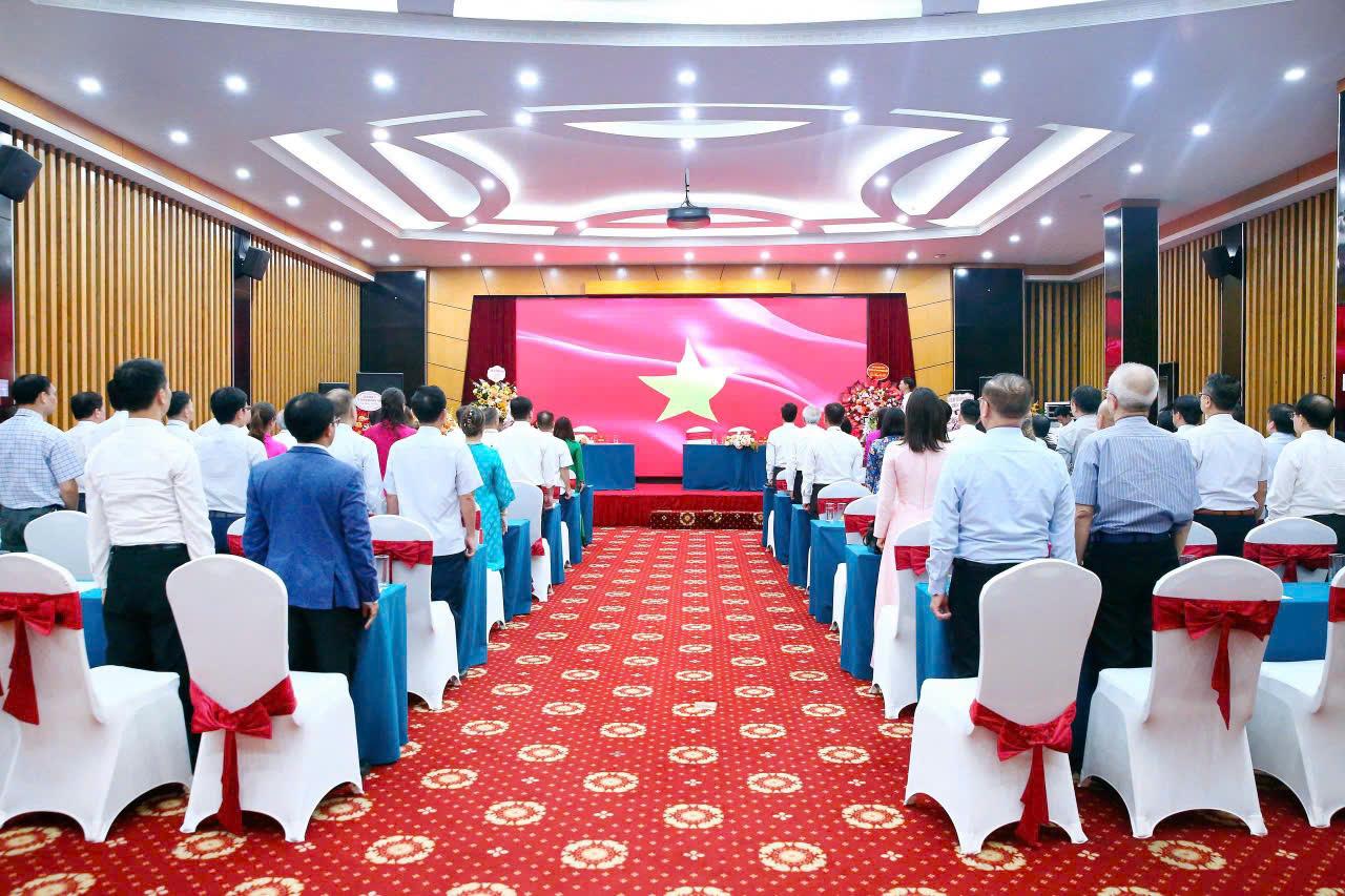 Nghi thức chào cờ trang nghiêm mở đầu Đại hội. Nghi thức chào cờ trang nghiêm mở đầu Đại hội.