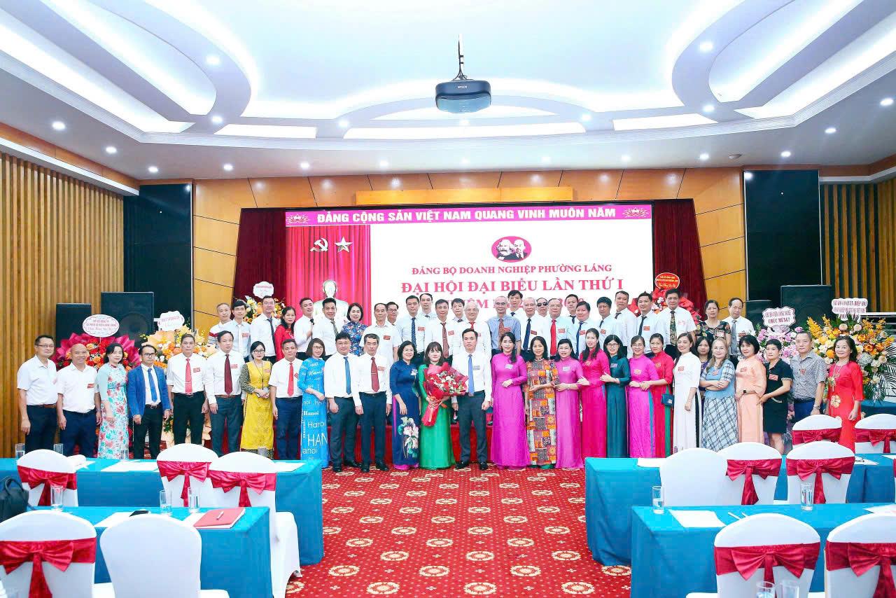 Khoảnh khắc các đại biểu chụp ảnh lưu niệm sau Đại hội. Khoảnh khắc các đại biểu chụp ảnh lưu niệm sau Đại hội.