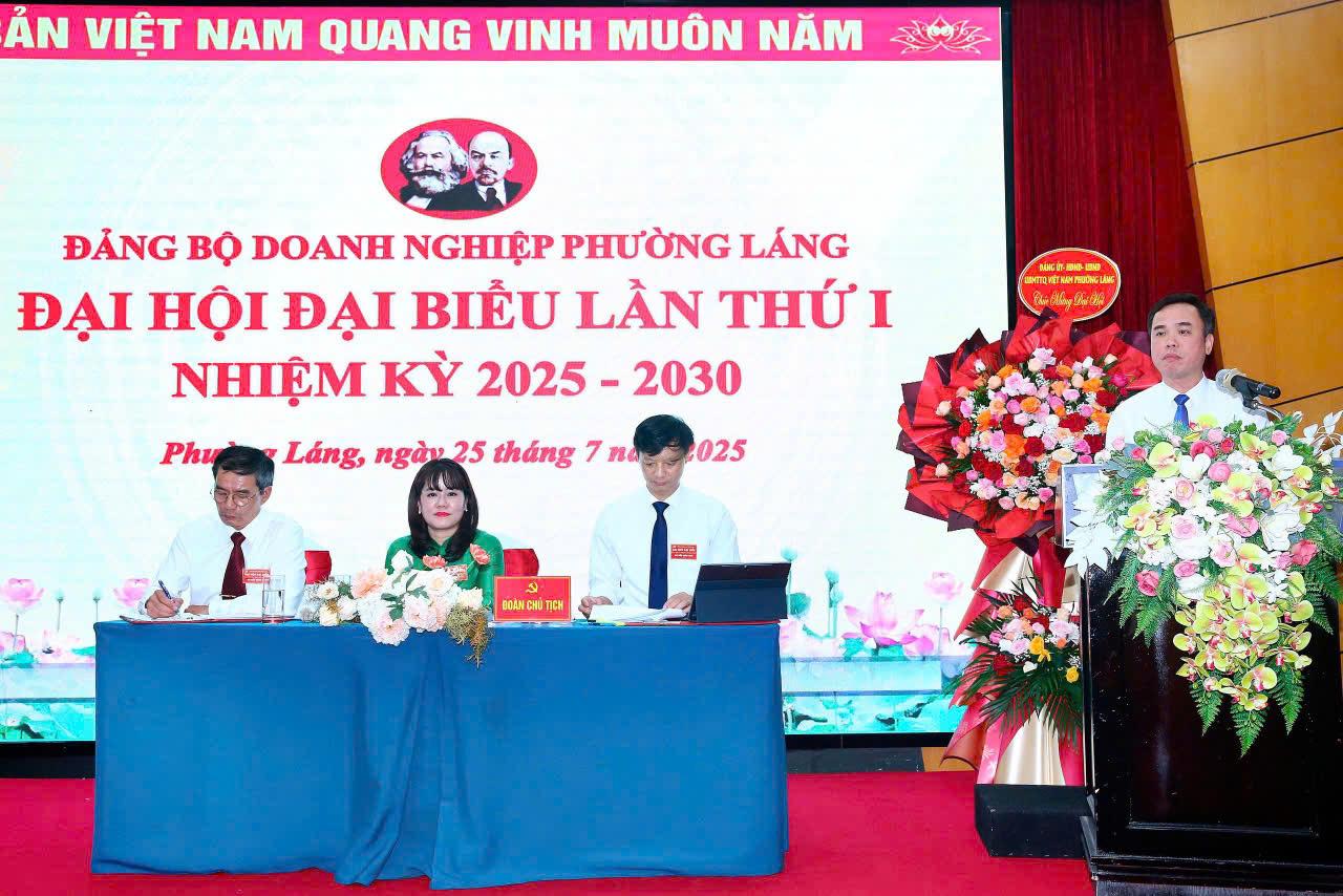 Đồng chí Nguyễn Hồng Dân – Bí thư Đảng ủy, Chủ tịch HĐND phường Láng phát biểu chỉ đạo tại Đại hội. Đồng chí Nguyễn Hồng Dân – Bí thư Đảng ủy, Chủ tịch HĐND phường Láng phát biểu chỉ đạo tại Đại hội.
