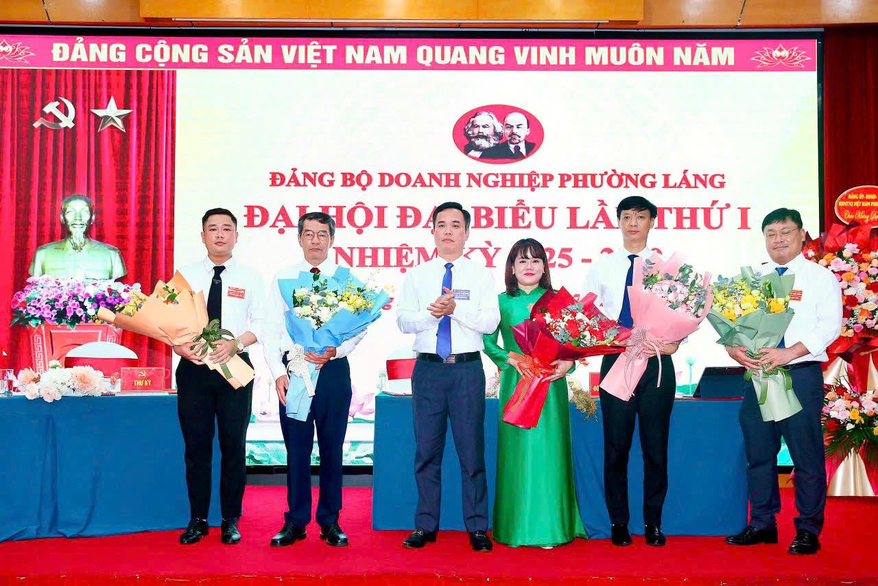 Đồng chí Nguyễn Hồng Dân chúc mừng Ban Thường vụ Đảng ủy Doanh nghiệp phường Láng nhiệm kỳ 2025–2030. Đồng chí Nguyễn Hồng Dân chúc mừng Ban Thường vụ Đảng ủy Doanh nghiệp phường Láng nhiệm kỳ 2025–2030.