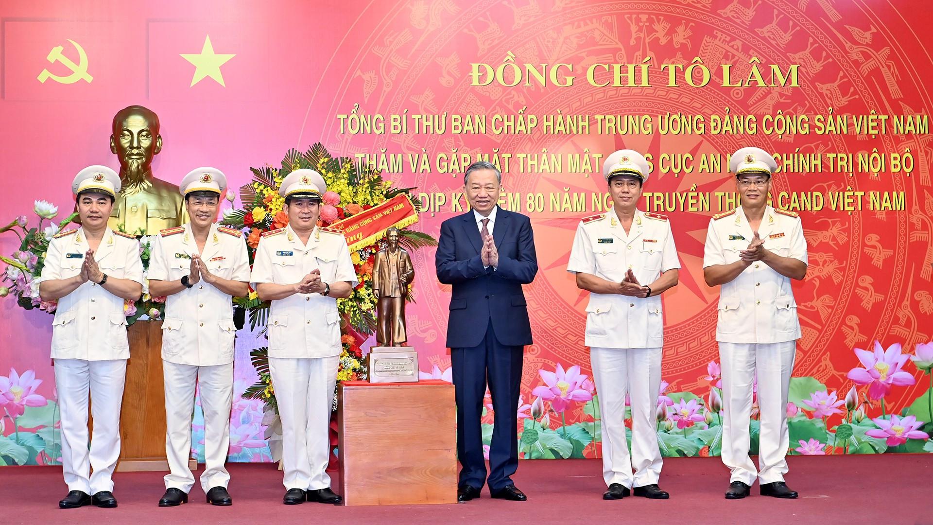 Tổng Bí thư Tô Lâm trao tặng bức tượng Chủ tịch Hồ Chí Minh cho Cục An ninh chính trị nội bộ, Bộ Công an. Tổng Bí thư Tô Lâm trao tặng bức tượng Chủ tịch Hồ Chí Minh cho Cục An ninh chính trị nội bộ, Bộ Công an.