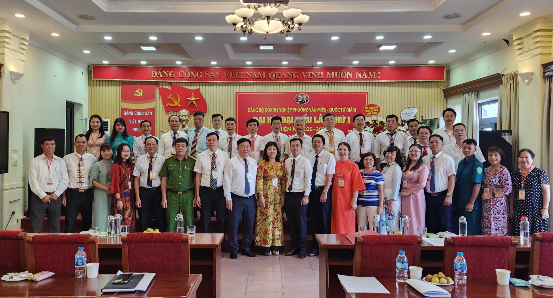 Các chi bộ và đảng viên trực thuộc Đảng bộ Doanh nghiệp phường Văn Miếu - Quốc Tử Giám tham dự Đại hội đại biểu lần thứ I chụp ảnh lưu niệm. Các chi bộ và đảng viên trực thuộc Đảng bộ Doanh nghiệp phường Văn Miếu - Quốc Tử Giám tham dự Đại hội đại biểu lần thứ I chụp ảnh lưu niệm.