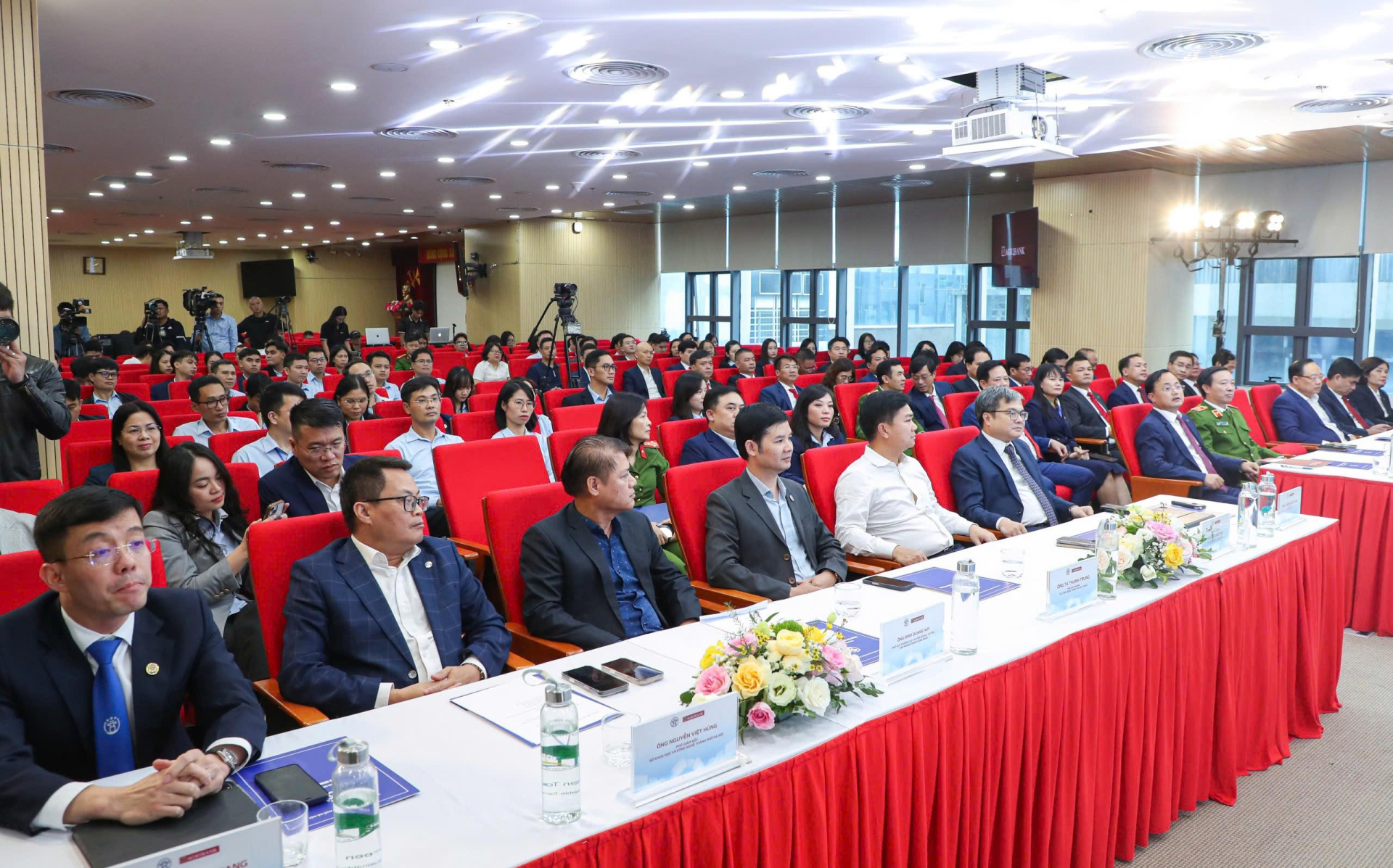 Đại biểu dự Lễ ra mắt mô hình thí điểm Kiosk thông minh và Hệ thống xác thực, cấp bản sao số tài liệu điện tử tại Trung tâm Phục vụ hành chính công thành phố Hà Nội.