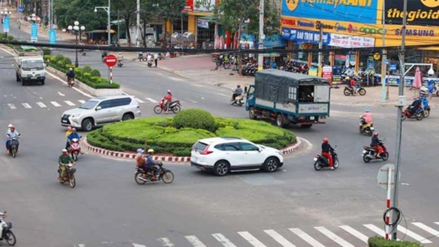 Phương tiện khi đi qua vòng xuyến cần chú ý tới đường ưu tiên và các xe ưu tiên