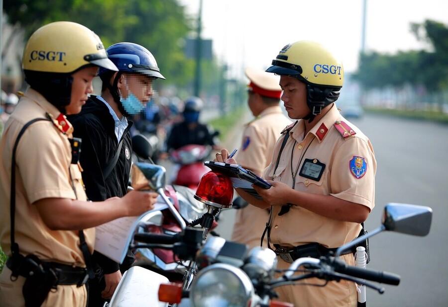 Phương tiện đi không đúng biển chỉ dẫn ở bùng binh sẽ bị phạt tiền hoặc tước giấy phép lái xe