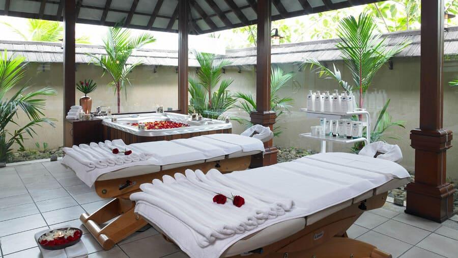 Resort tiện lợi có tích hợp các dịch vụ như spa, rạp hát, bể bơi...