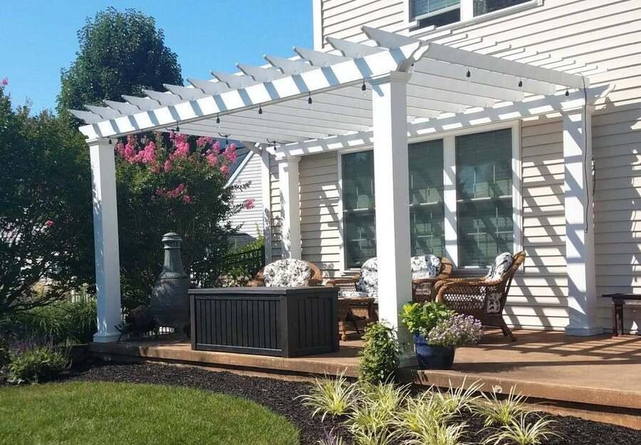 Hiên nhà pergola chỉ có tác dụng trang trí bởi mái hiên không liền mạch, có kẽ hở