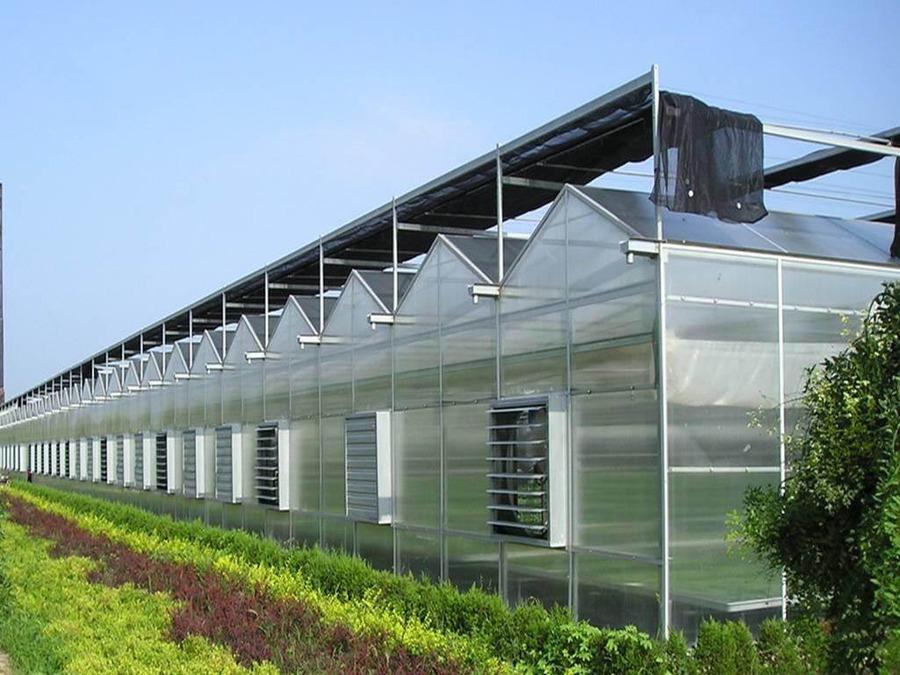 Màng polycarbonate là vật liệu mới xuất hiện trên thị trường, dạng nhựa cứng và chịu nhiệt tốt