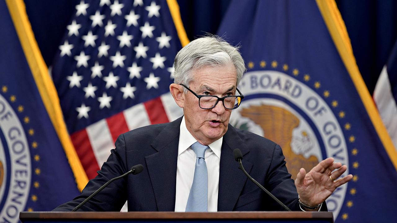 
Fed quyết định giữ nguyên lãi suất cũng như dự kiến về 3 đợt cắt giảm lãi suất trong năm 2024
