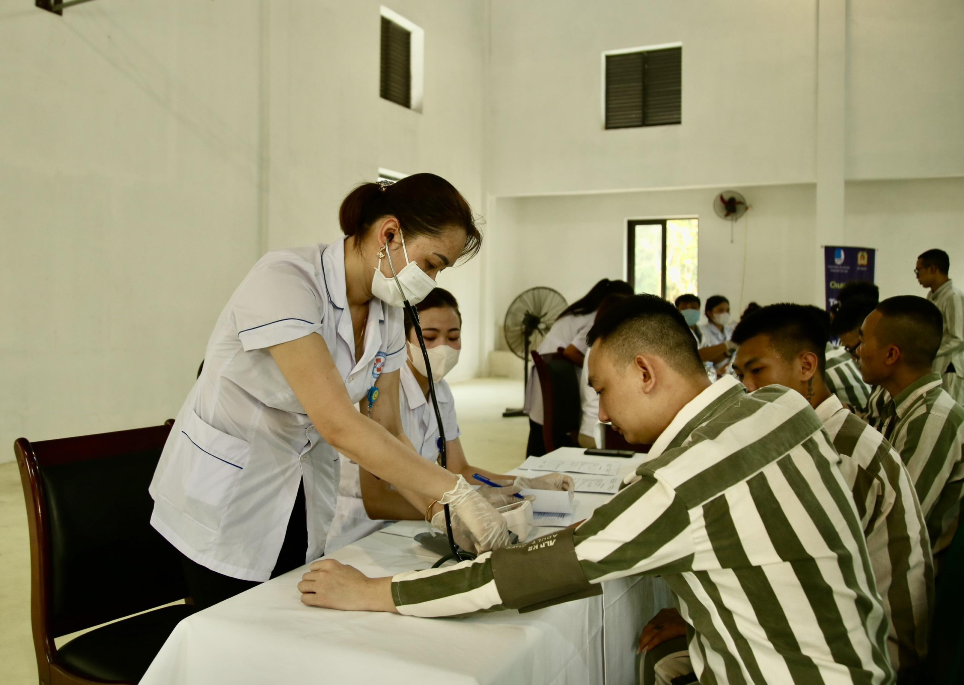 Các y, bác sĩ thành viên Hội Thầy thuốc trẻ Việt Nam thăm khám cho các phạm nhân đang chấp hành án tại trại giam Thanh Lâm.