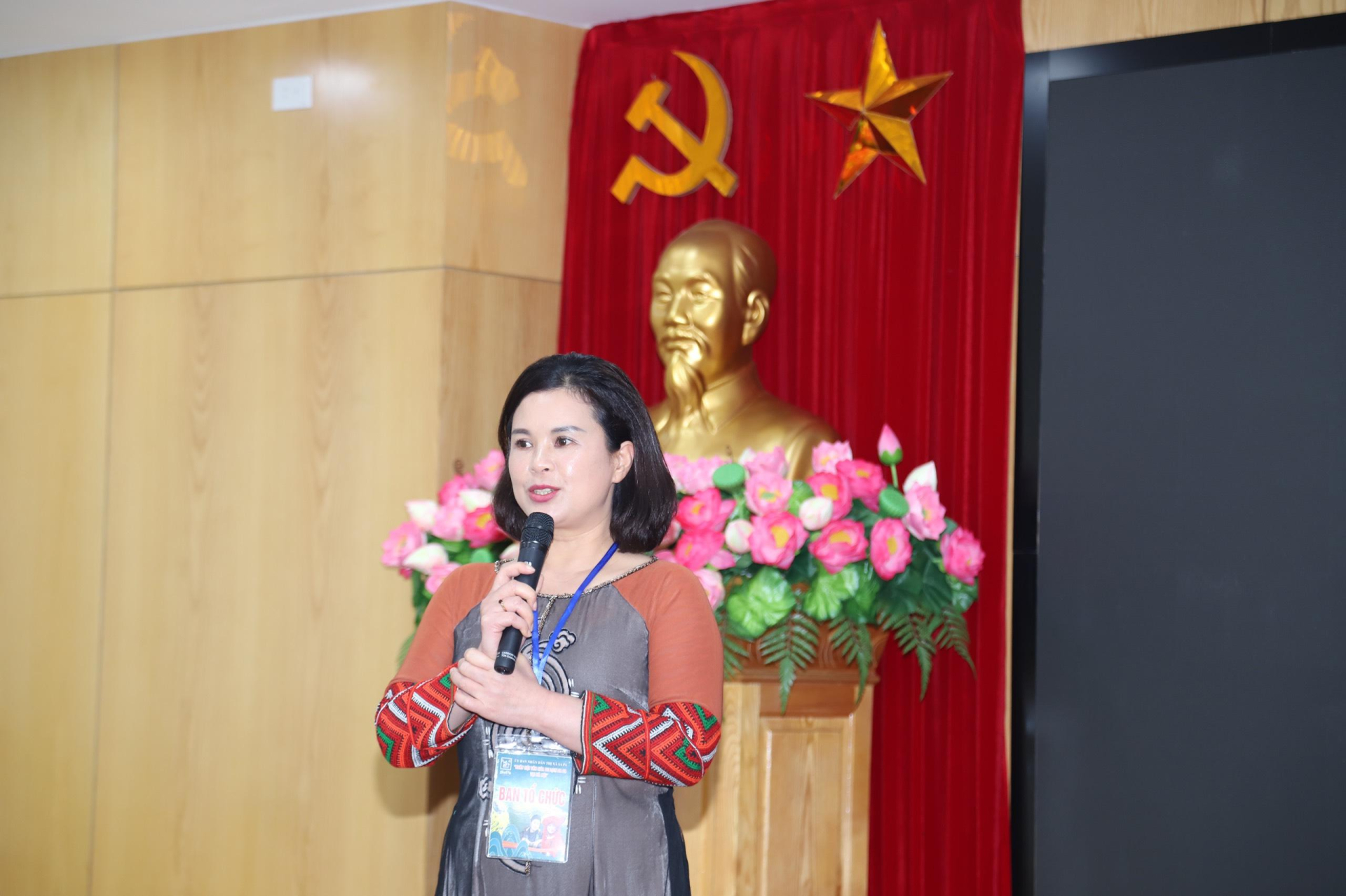 Bà Hoàng Thị Vượng - Trưởng phòng Văn hóa - Thông tin thị xã Sa Pa phát biểu tại Hội thảo.