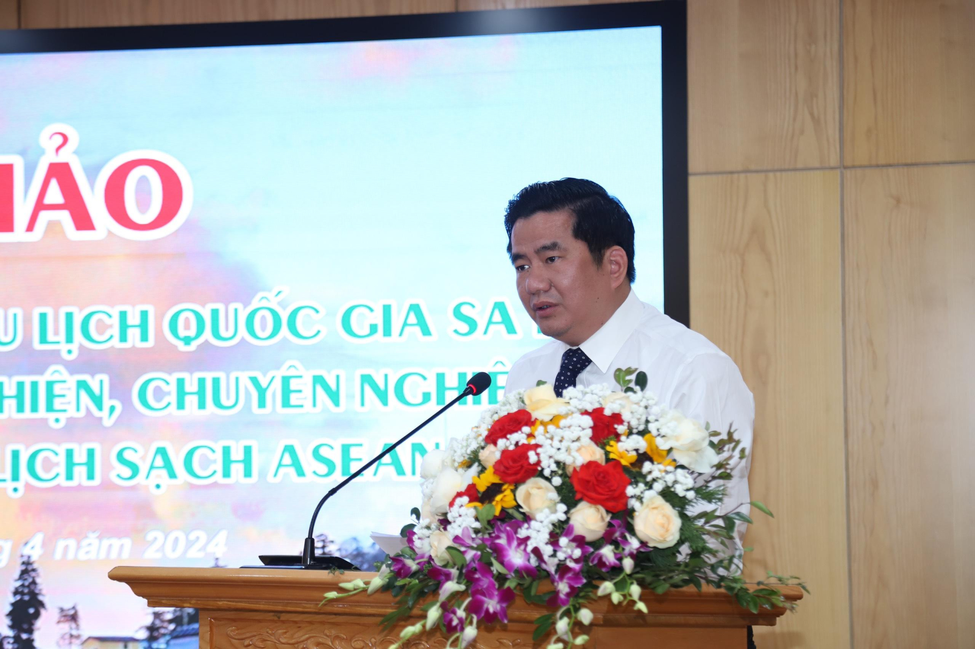 Chủ tịch UBND thị xã Sa Pa Tô Ngọc Liễn phát biểu tại Hội thảo.