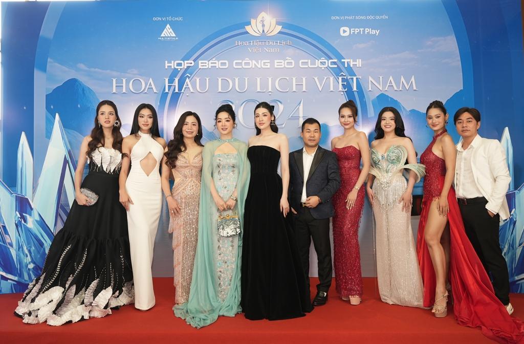 Đại diện BTC và các người đẹp góp mặt trong buổi họp báo ra mắt cuộc thi Hoa hậu Du lịch Việt Nam 2024.