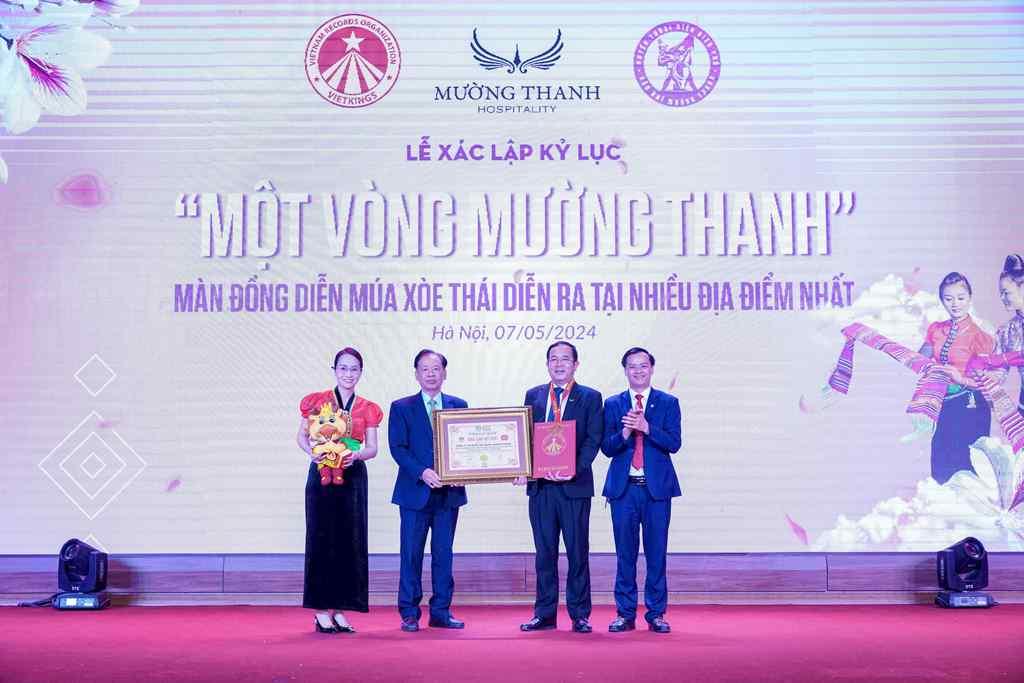 Phó tổng giám đốc Tập đoàn Mường Thanh Nguyễn Văn Hùng nhận bằng xác lập Kỷ lục của Tổ chức Kỷ lục Việt Nam trao tặng.