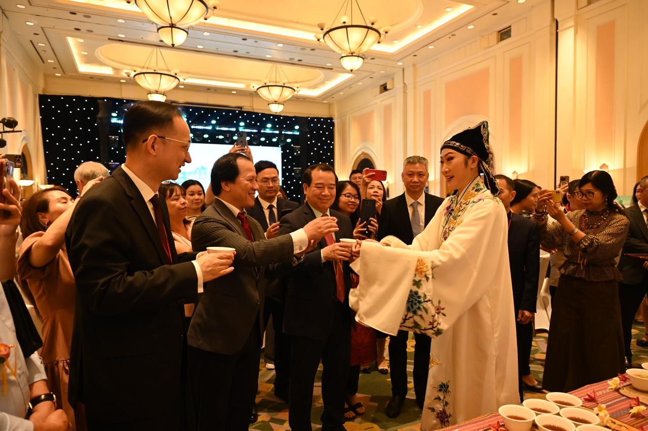 Các đại biểu trải nghiệm văn hóa trà Quảng Tây tại sự kiện.