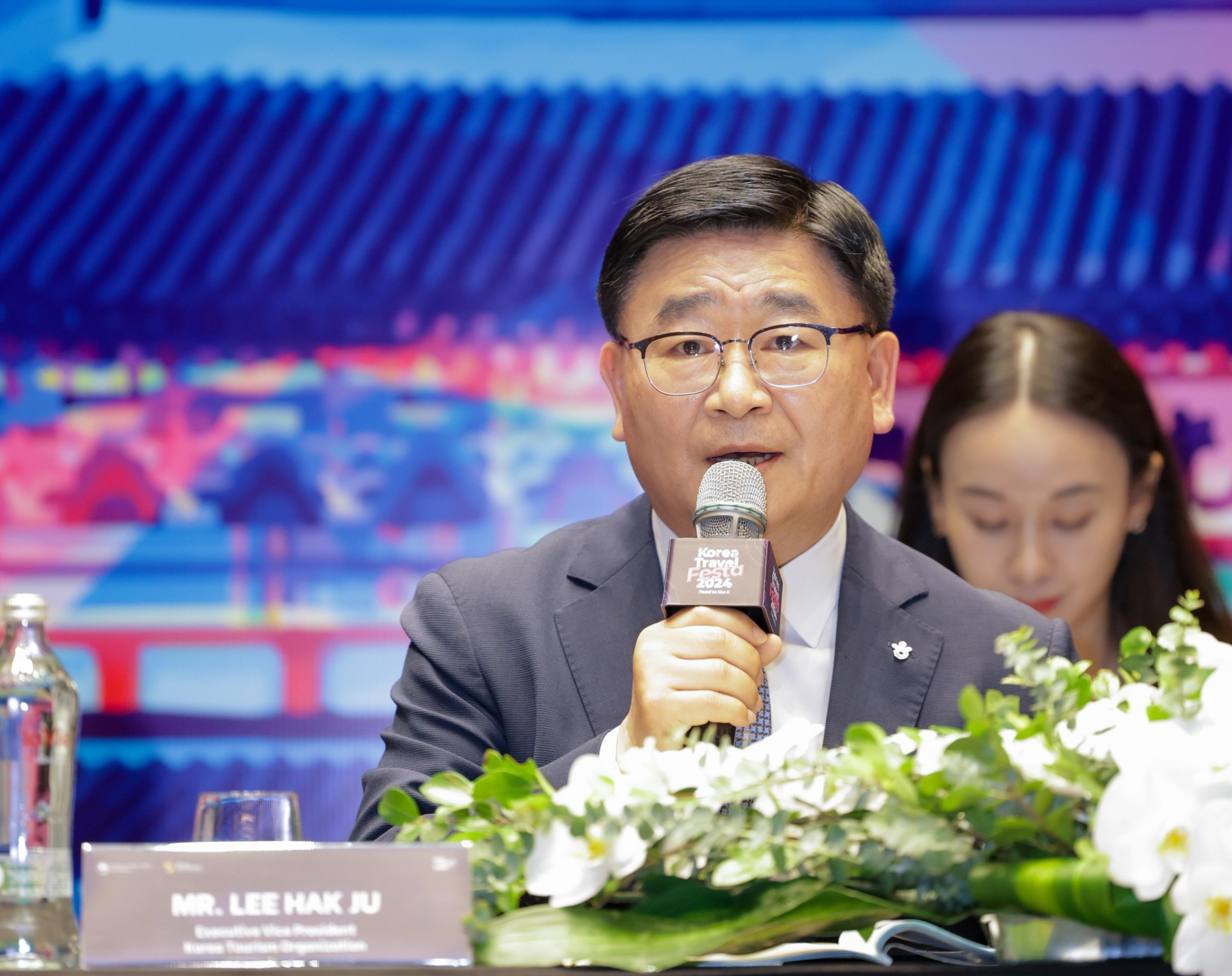 Ông Lee Hak Ju - Phó Tổng cục trưởng Tổng cục Du lịch Hàn Quốc phát biểu tại họp báo.