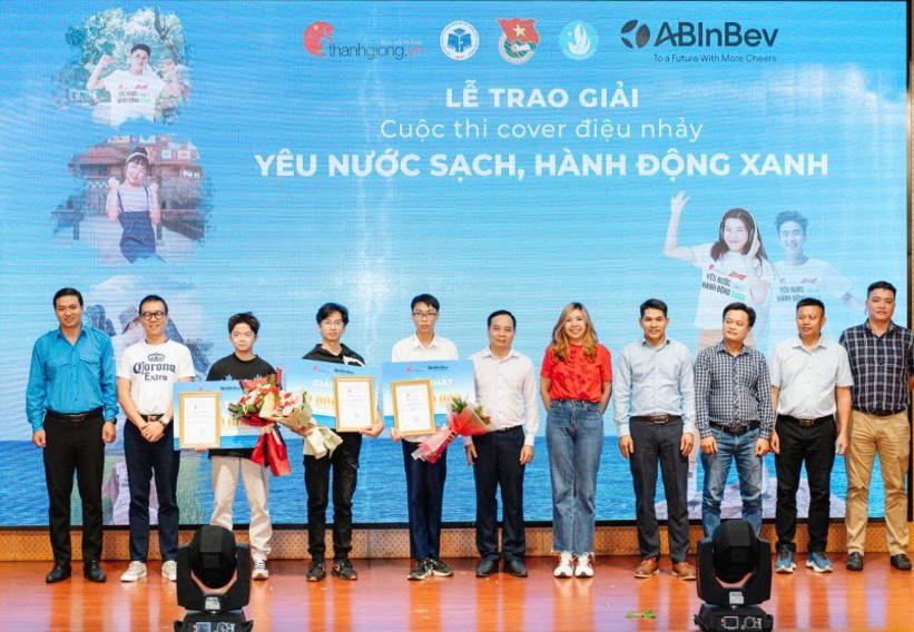 Ông Trương Văn Toàn (thứ hai từ trái) - Giám đốc pháp lý và Đối ngoại khu vực Đông Nam Á Bia AB InBev Việt Nam cùng các thí sinh đạt giải của cuộc thi.
