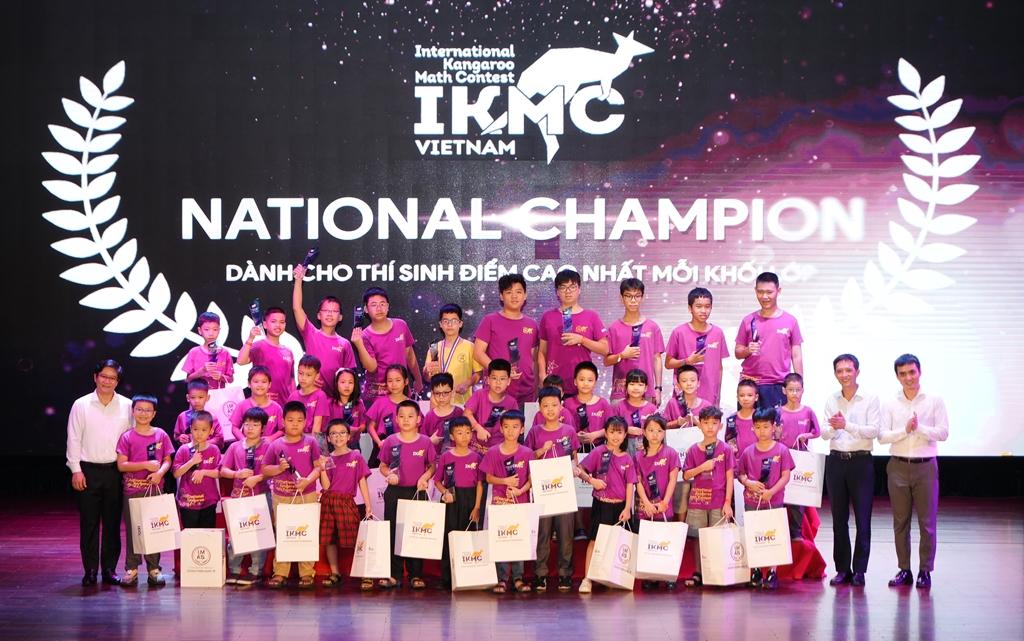 BTC trao giải vô địch quốc gia dành cho các thí sinh có điểm cao nhất Kỳ thi Toán Quốc tế Kangaroo.