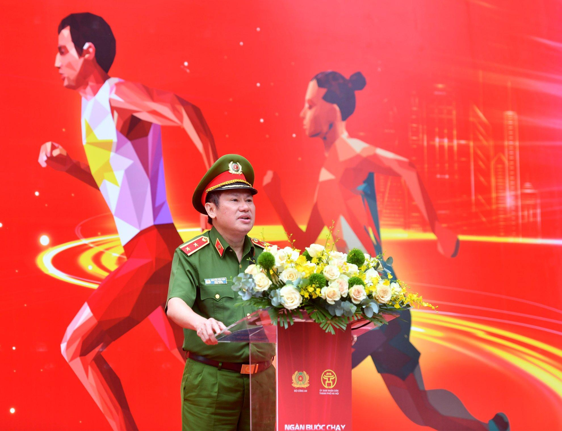 Trung tướng Nguyễn Văn Viện - Cục trưởng C04 phát biểu khai mạc giải chạy.