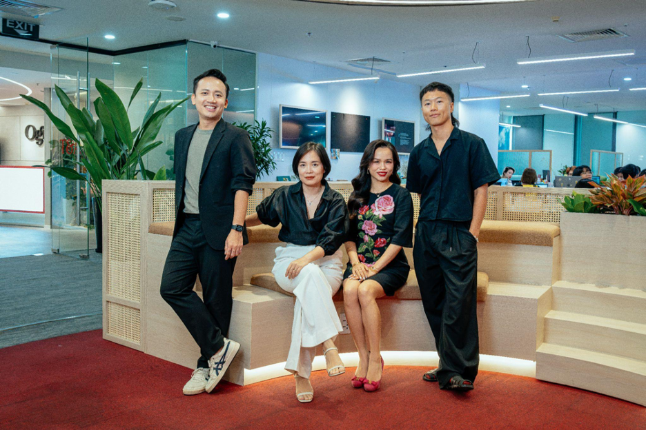 Từ trái sang phải: Ông Hoàng Tiến Giao, bà Nguyễn Trà Linh, bà Nguyễn Diệu Cầm và ông Bạc Cầm Tiến.