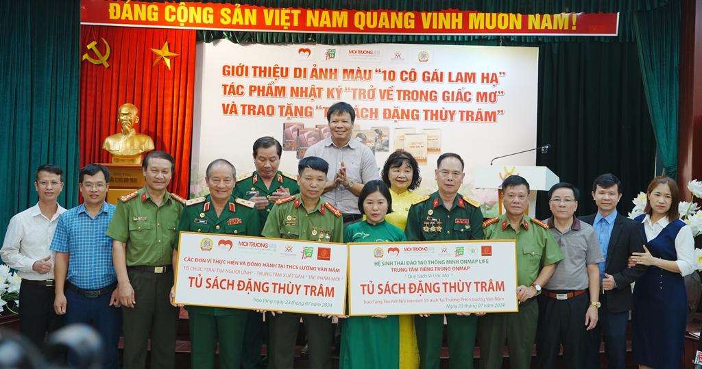 Trao tặng Tủ sách Đặng Thùy Trâm