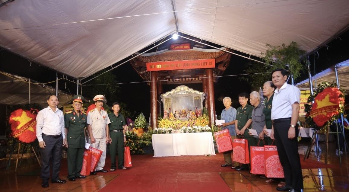 Chương trình đã trao tặng nhiều phần quà ý nghĩa cho các gia đình liệt sỹ, người có công với cách mạng.