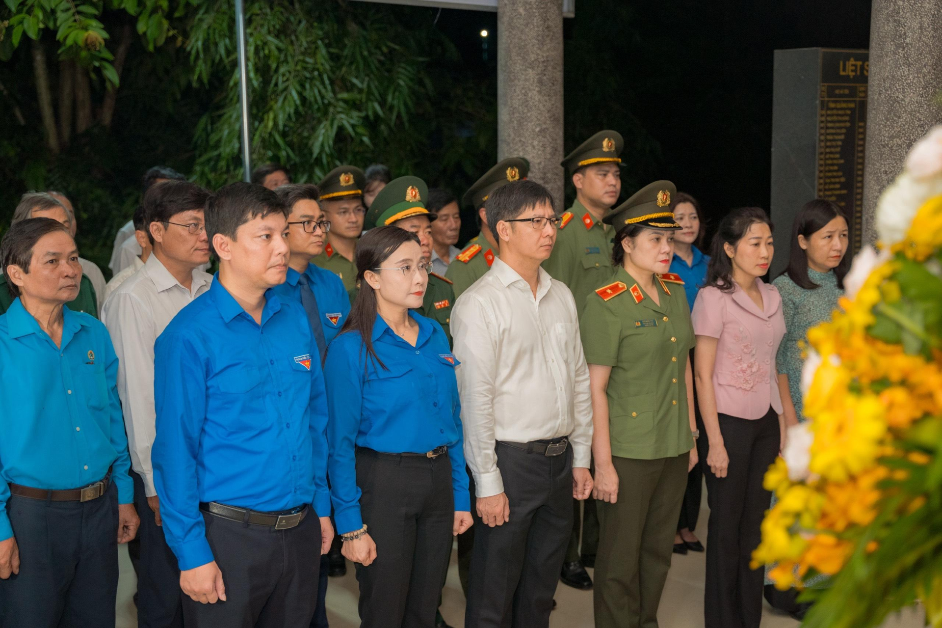 Bí thư Tỉnh ủy Nguyễn Thành Tâm cùng các đại biểu dâng hương tri ân các anh hùng, liệt sĩ.