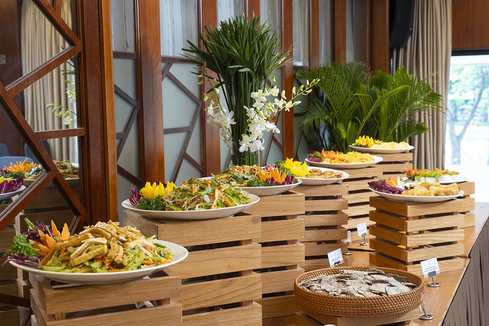 Thực đơn buffet chay tại khách sạn thường xuyên được đổi mới.