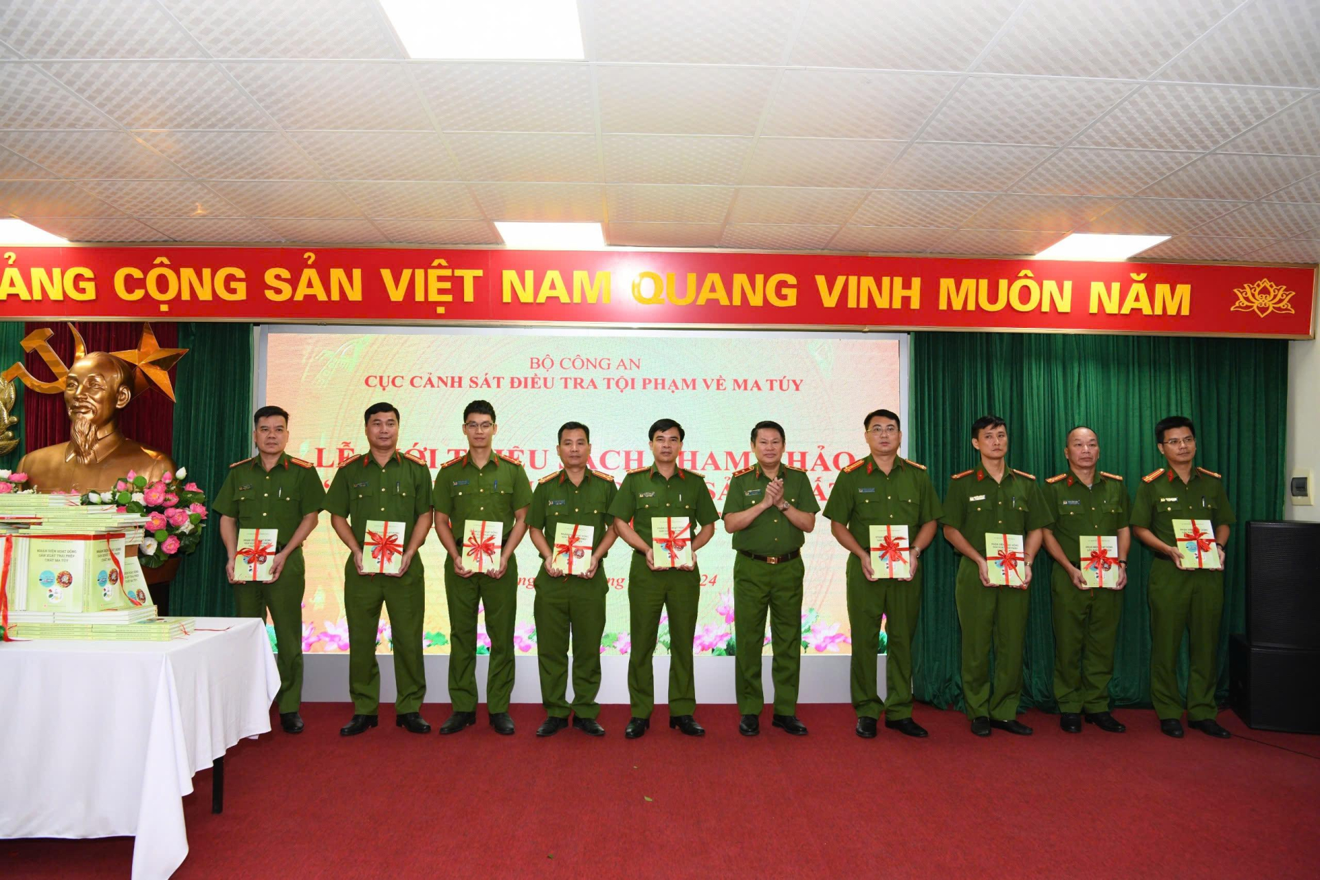 Trung tướng Nguyễn Văn Viện tặng sách cho các đơn vị thuộc Bộ Công an, Phòng Cảnh sát điều tra tội phạm về ma túy một số địa phương.