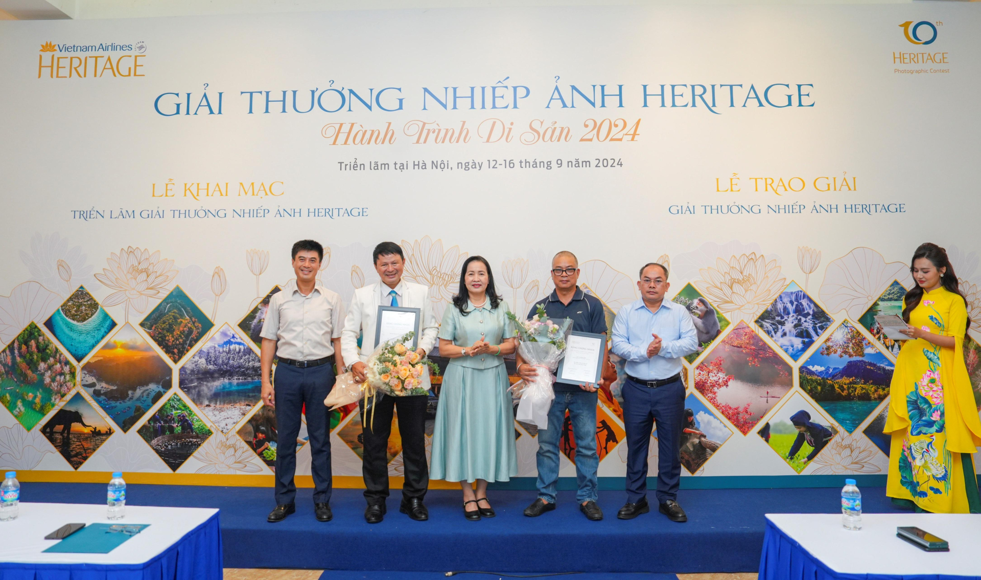 Ban tổ chức trao giải thưởng cho các tác giả đoạt giải thưởng Nhiếp ảnh Heritage - Hành trình Di sản 2024.