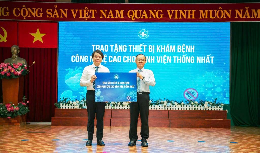 Phó Chủ tịch Thường trực, Tổng Thư ký VYPA Nguyễn Hữu Tú (bên trái) trao tượng trưng các thiết bị y tế tặng Bệnh viện Thống Nhất.