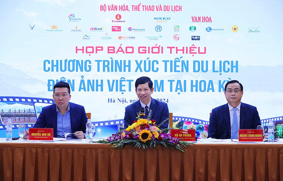 Thứ trưởng Bộ VHTTDL Hồ An Phong chủ trì họp báo. Đồng chủ trì có Cục trưởng Cục Du lịch quốc gia Việt Nam Nguyễn Trùng Khánh và Tổng Biên tập Báo Văn Hóa Nguyễn Anh Vũ.