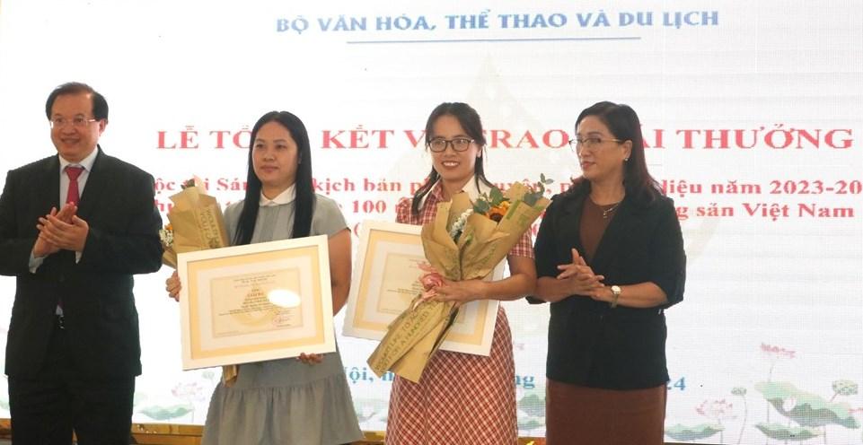 Phó trưởng Ban Tuyên giáo Trung ương Đinh Thị Mai, Thứ trưởng Bộ VHTTDL Tạ Quang Đông trao giải Ba kịch bản phim truyện