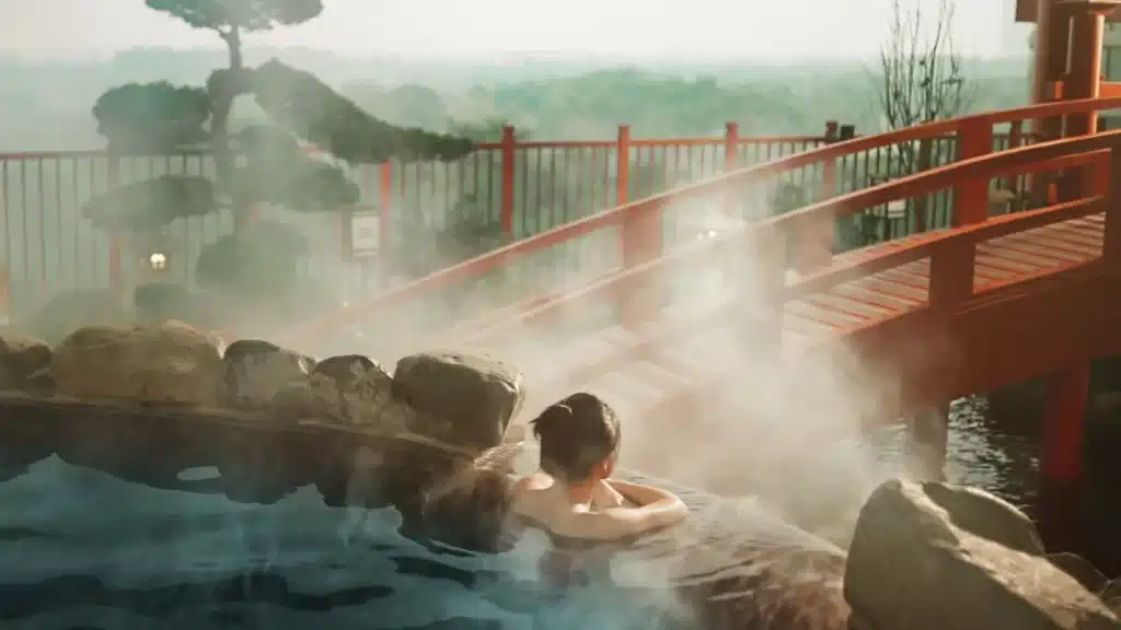  Không chỉ sinh viên, người thân cũng sẽ được sử dụng dịch vụ ưu đãi tại Mori Onsen - khu phức hợp khoáng nóng phong cách Nhật Bản rộng 2.000m2 trong khu Swanlake Residences.