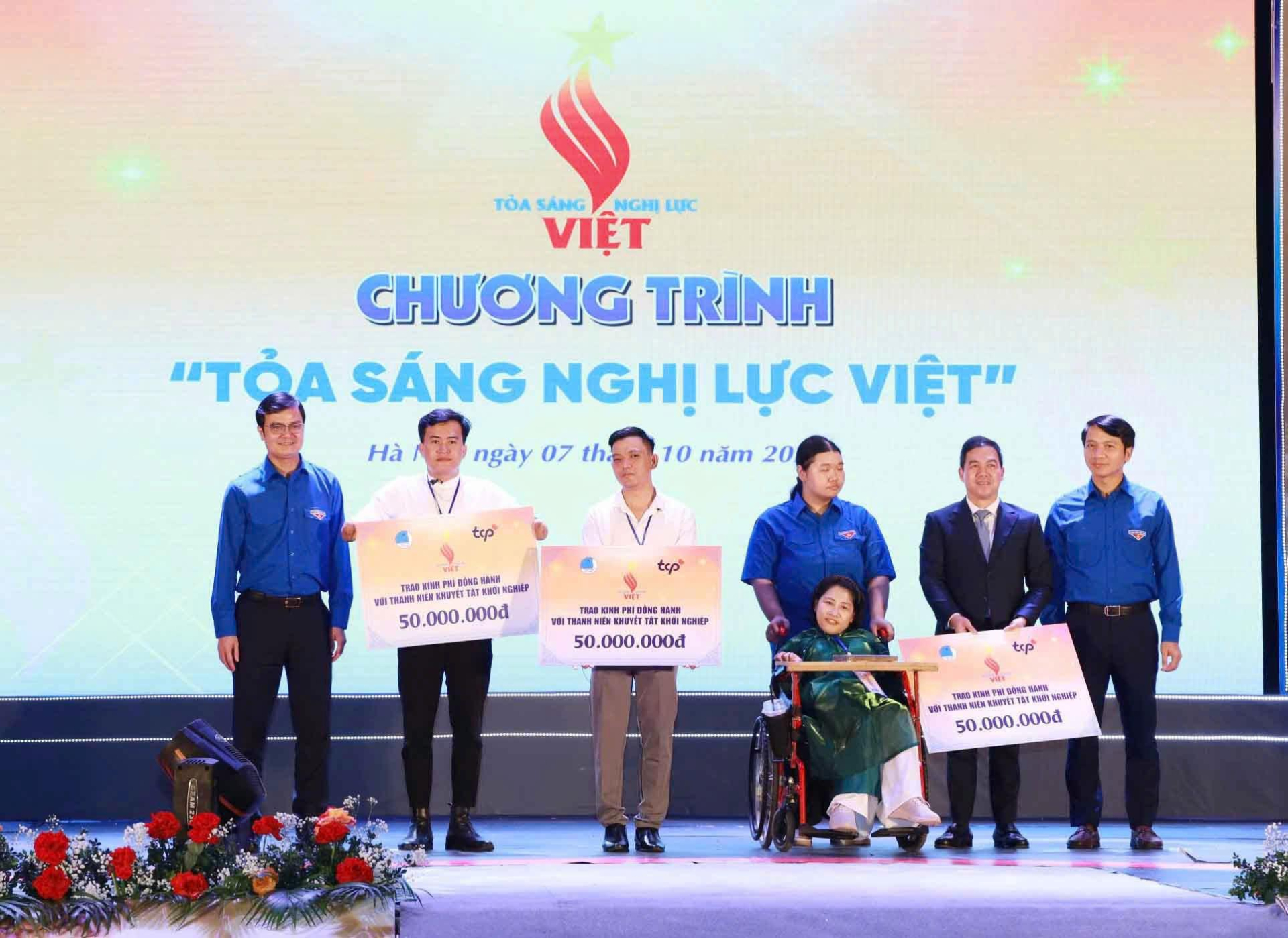 Ban Tổ chức trao tặng quà đặc biệt hỗ trợ các thanh niên khuyết tật có dự án khởi nghiệp tính khả thi cao.