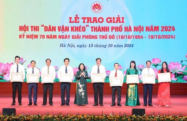 Bí thư Thành uỷ Bùi Thị Minh Hoài trao Bằng khen cho các tập thể có thành tích xuất sắc.