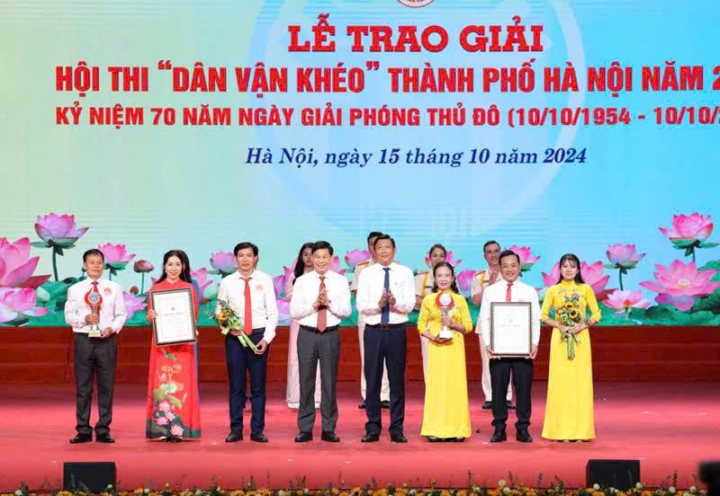 Trưởng ban Dân vận Thành ủy Đỗ Anh Tuấn trao 2 Giải Nhì cho đội thi quận Tây Hồ và huyện Đông Anh.