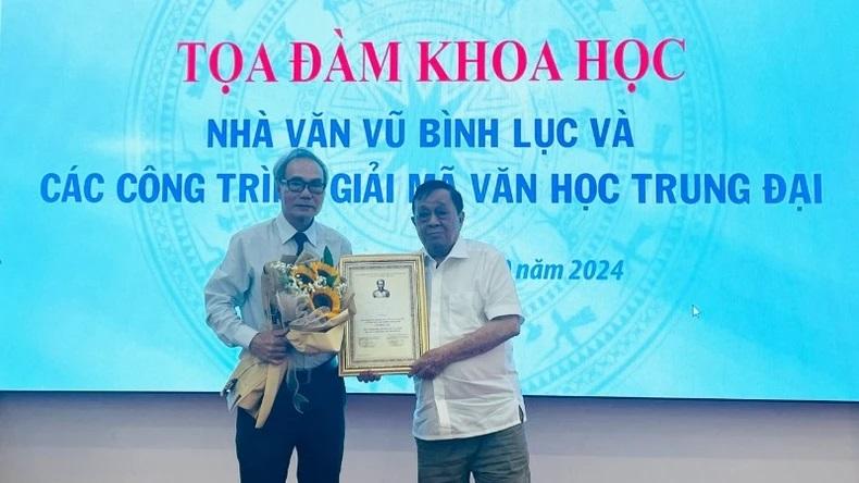 Nhà văn Vũ Bình Lục (bên trái) nhận Giải thưởng Đào Tấn.