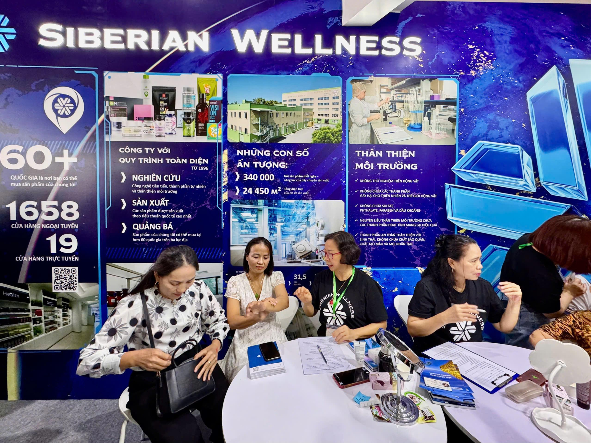 Khách hàng được tư vấn sản phẩm, dịch vụ tại Khai mạc triển lãm Wellness Expo 2024.