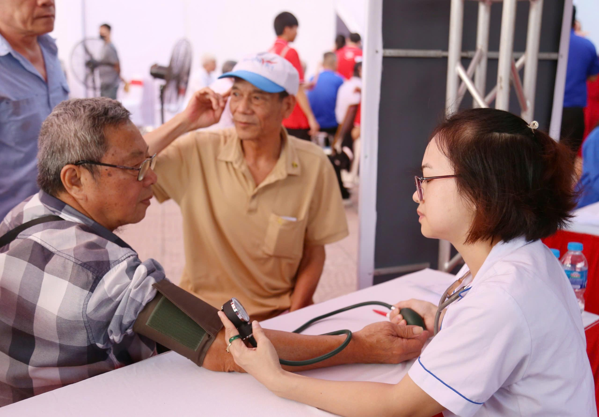 Đông đảo người dân, đặc biệt là người cao tuổi đến với lễ tổng kết hành trình.