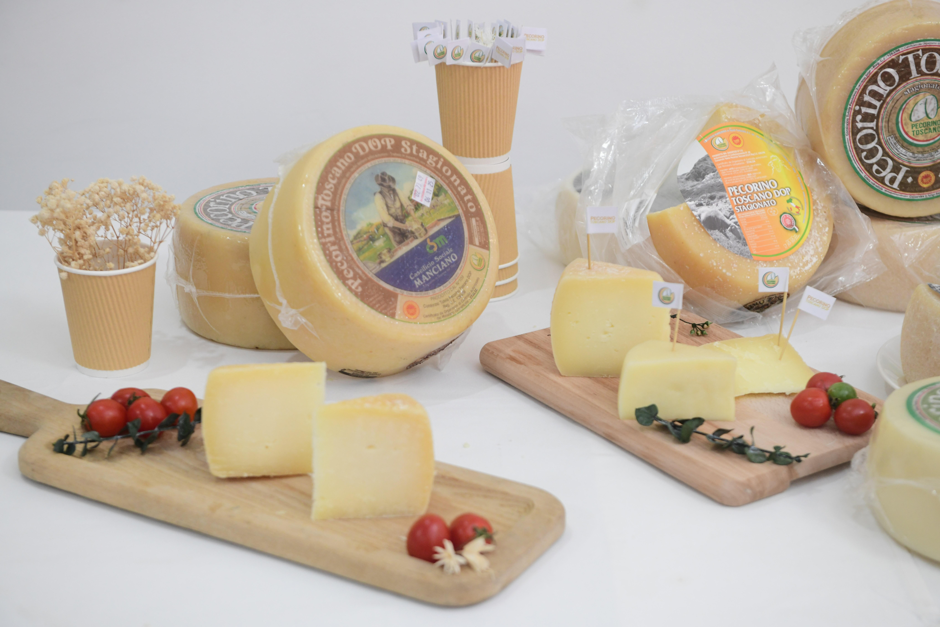 Pecorino Toscano DOP là loại phô mai độc đáo có xuất xứ vùng Tuscany (Italia), nổi bật với hương vị phong phú và truyền thống sản xuất lâu đời. 