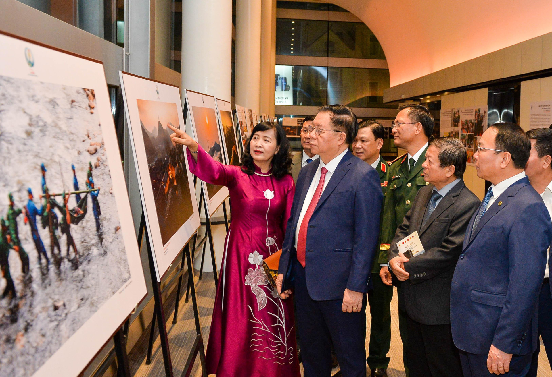 Các đại biểu tham quan triển lãm.