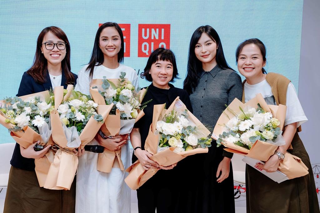 Bà Tống Kim Ngân - Giám đốc Marketing của UNIQLO Việt Nam tặng hoa để gửi lời cảm ơn đến các đối tác đồng hành.